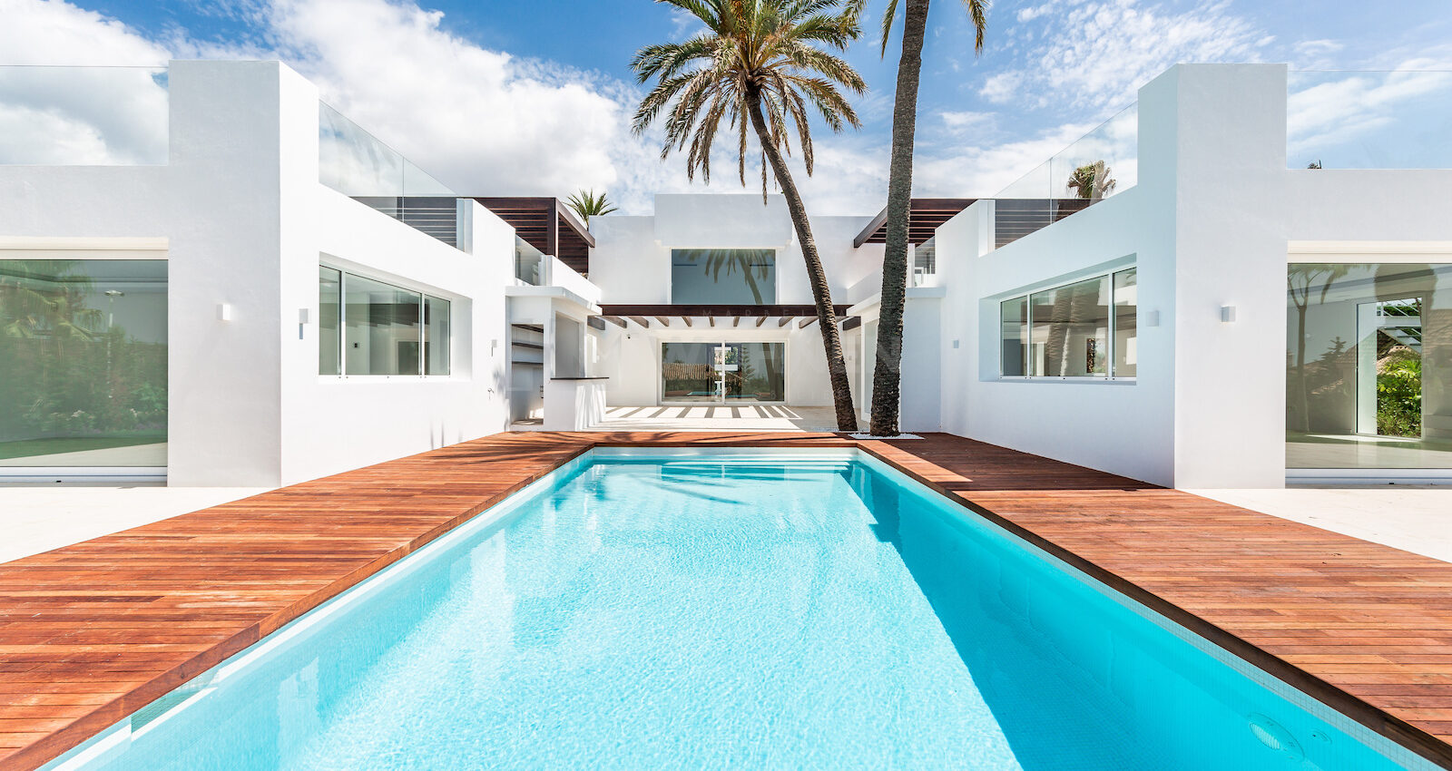 Villa  moderna junto a una de las playas más hermosas de Marbella