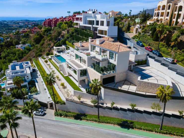 REAL ESTATE – MARBELLA – Property of the Month December 2021 – Brand new modern luxury villa with breathtaking sea and mountain views in the La Quinta Golf & Country Club Resort