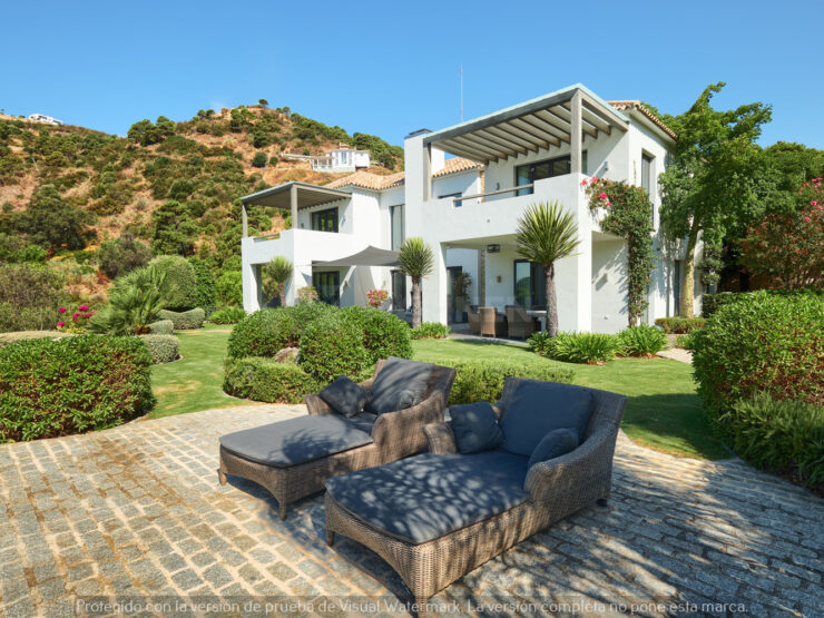 Contemporary top quality villa with sea- and mountain views
