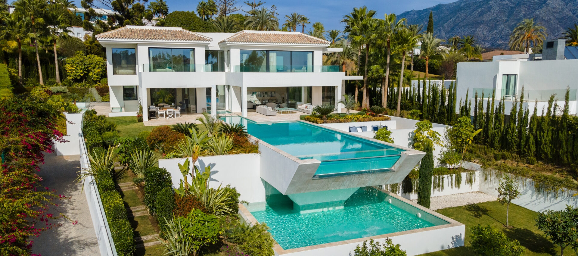 Atemberaubende moderne Luxusvilla mit Meer- und Golfblick