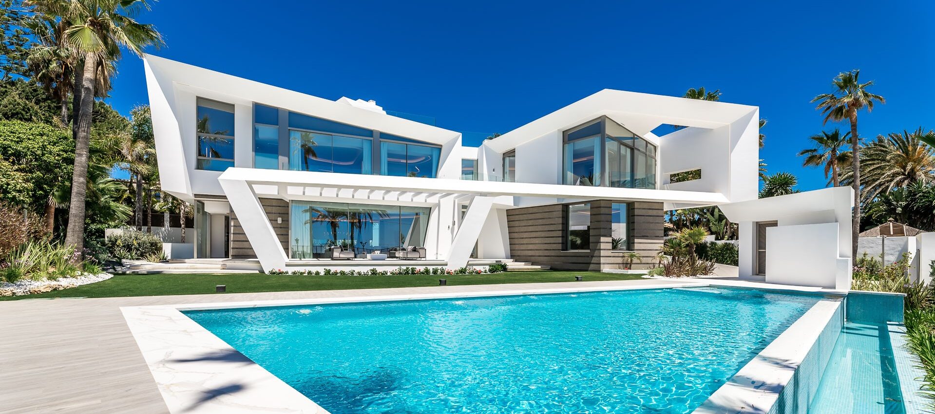 Impressive newly built villa located on the beach of Los Monteros