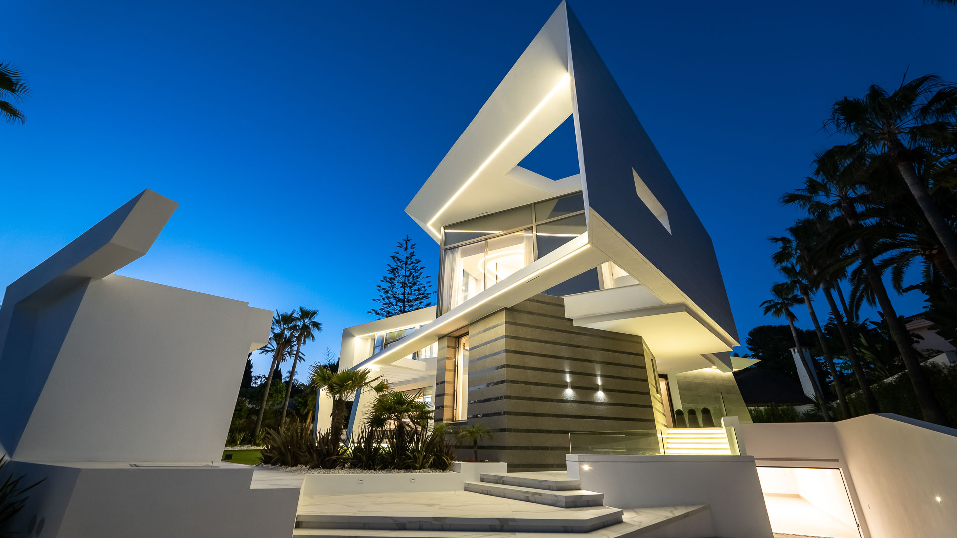 Beeindruckende Neubauvilla am Strand von Los Monteros