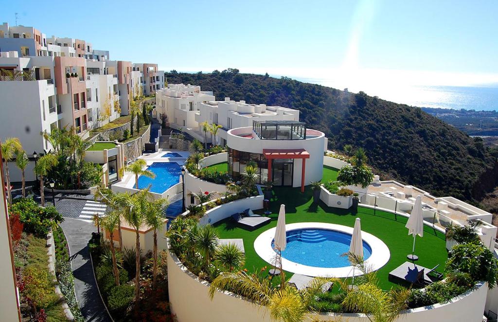 Schönes Apartment in Altos de Los Monteros mit Meerblick