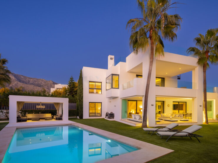 REAL ESTATE – MARBELLA – Property of the month March 2022 – Fantastic modern villa in Altos de Puente Romano, in the heart of Marbella’s Golden Mile