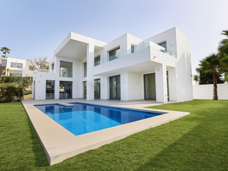 New built contemporary quality villa in Puerto del Capitan