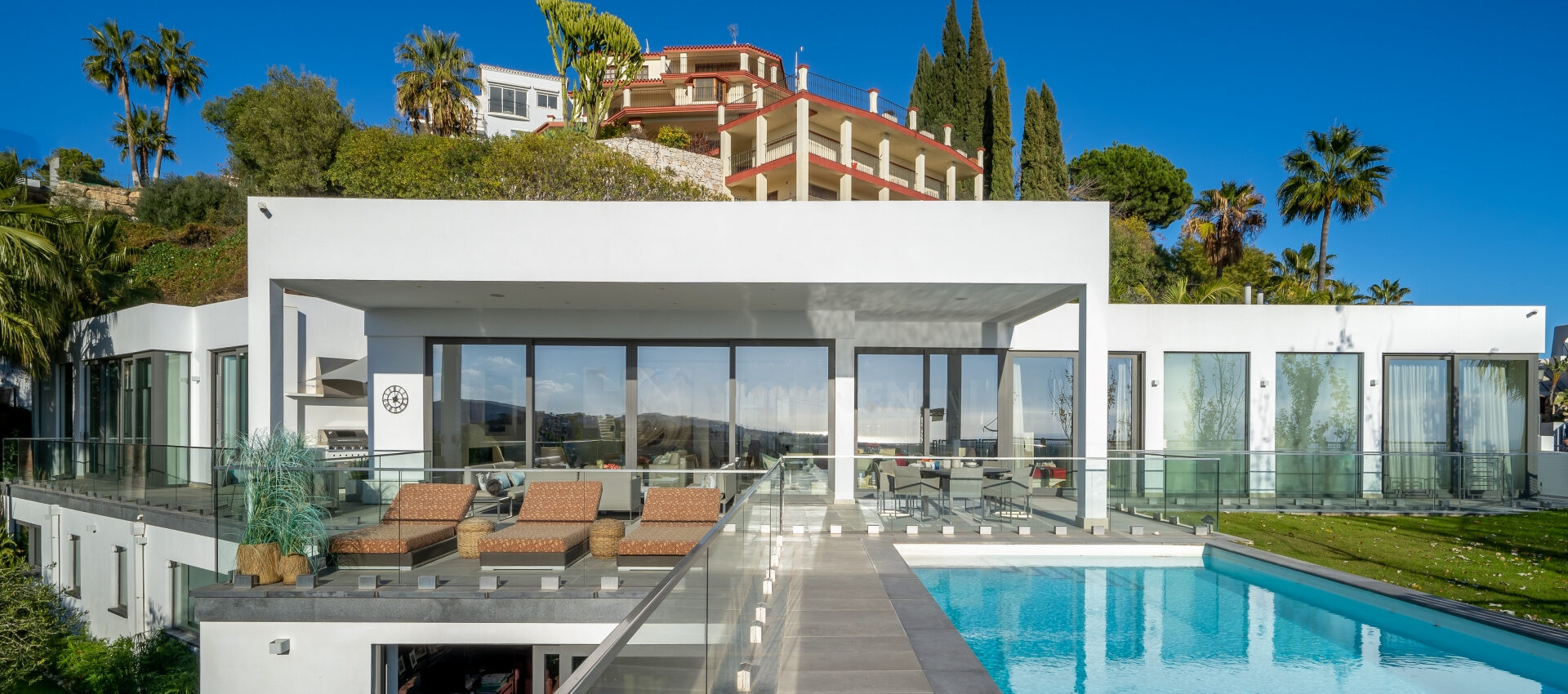 Moderna villa con espectaculares vistas panorámicas y al mar