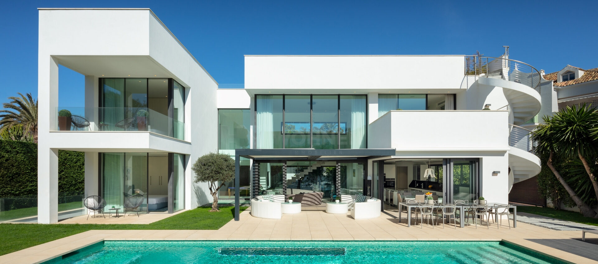 Villa contemporánea junto a la playa de Puerto Banús Marbella