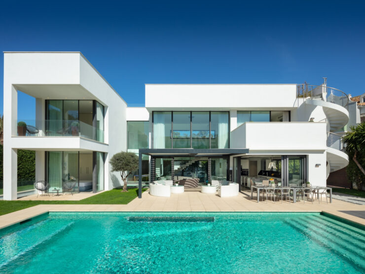 Villa contemporánea junto a la playa de Puerto Banús Marbella