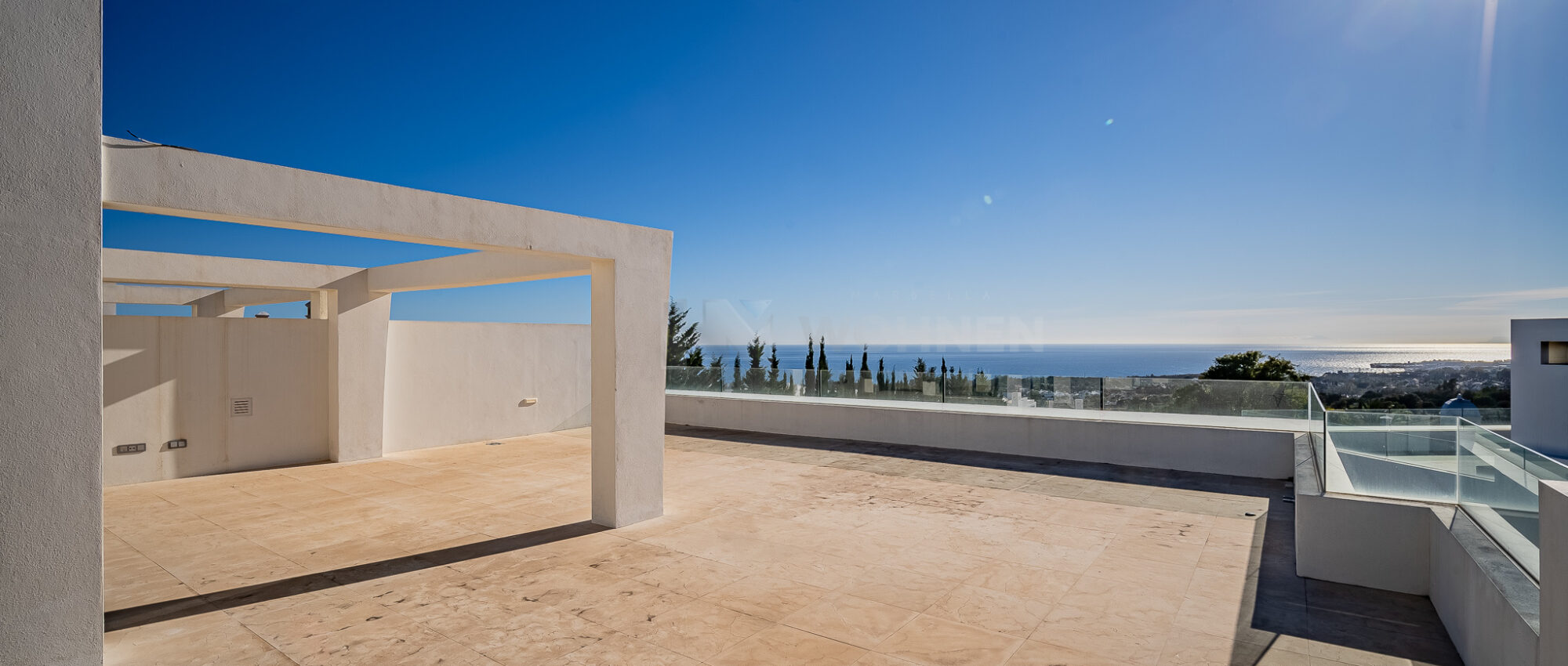 Spektakuläres modernes Penthouse mit atemberaubendem Panoramablick auf das Meer