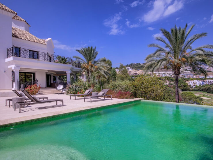 Atemberaubende moderne Villa in erster Golflinie in Los Arqueros