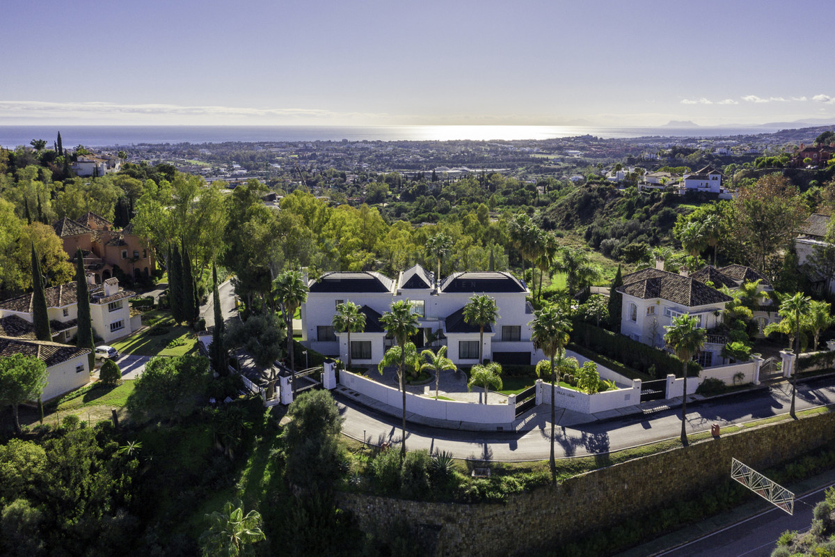 Villa de nueva construcción con vistas panorámicas al mar en La Quinta