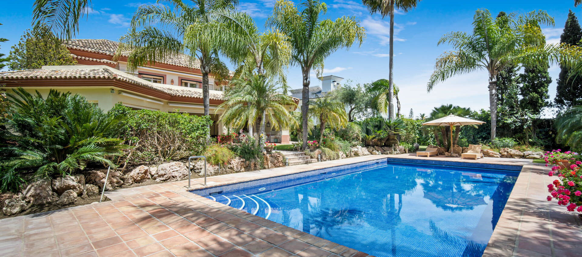 Villa de calidad de estilo clásico en Guadalmina Baja