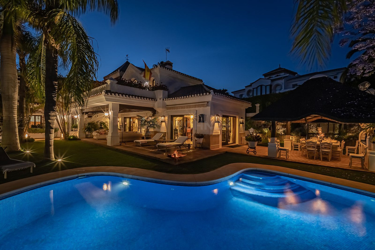 Mediterranean style grand villa in prestigious beachside