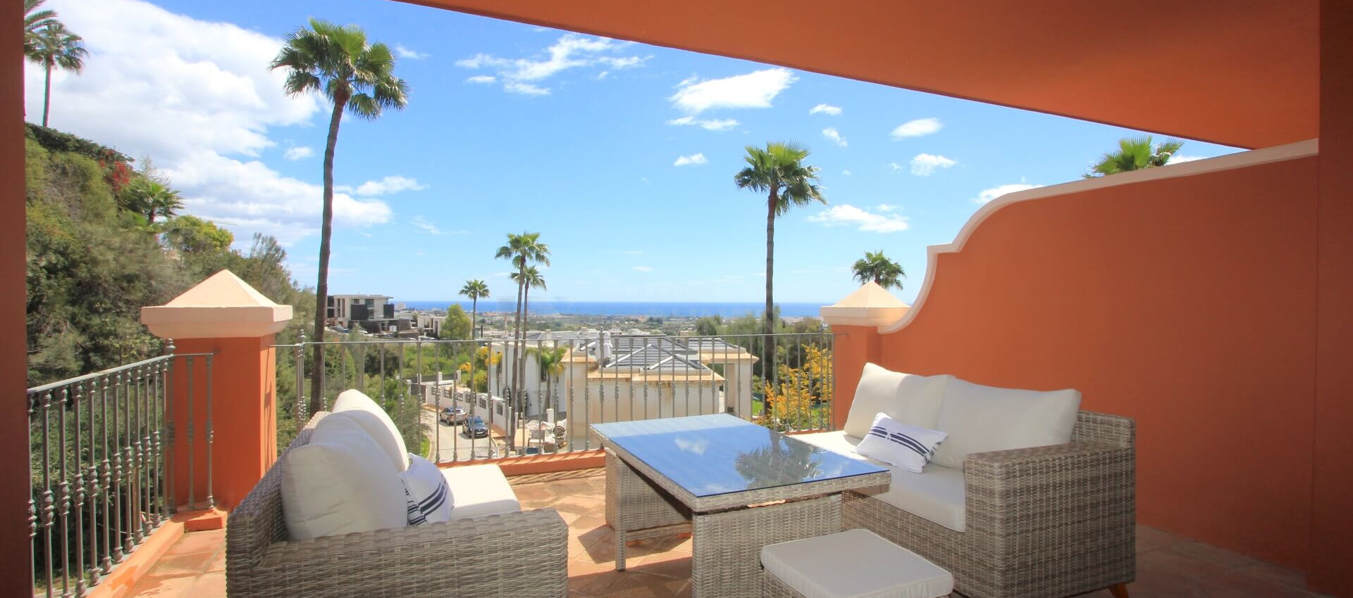 Spacious apartment in Monte Halcones with fantastic sea views
