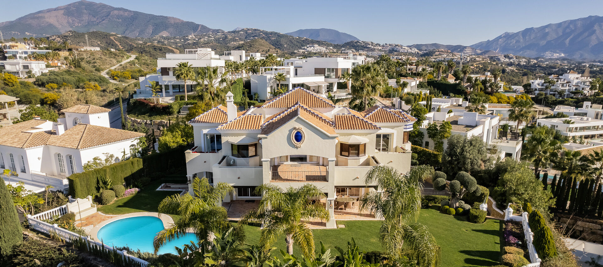 Moderne Villa im klassischen Stil mit Panoramablick auf das Meer