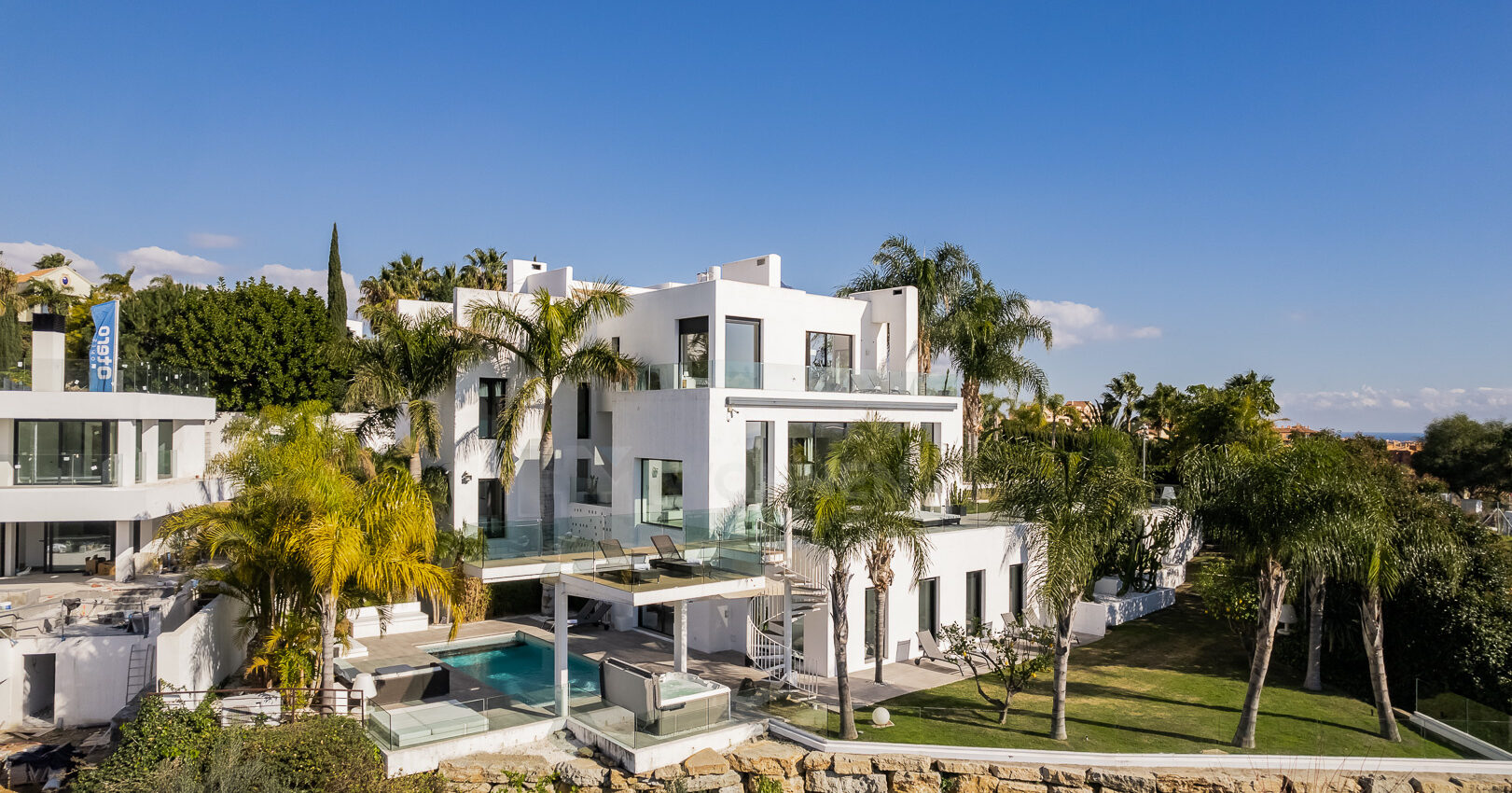 Moderne Luxusvilla mit Panoramablick auf Golf und Meer