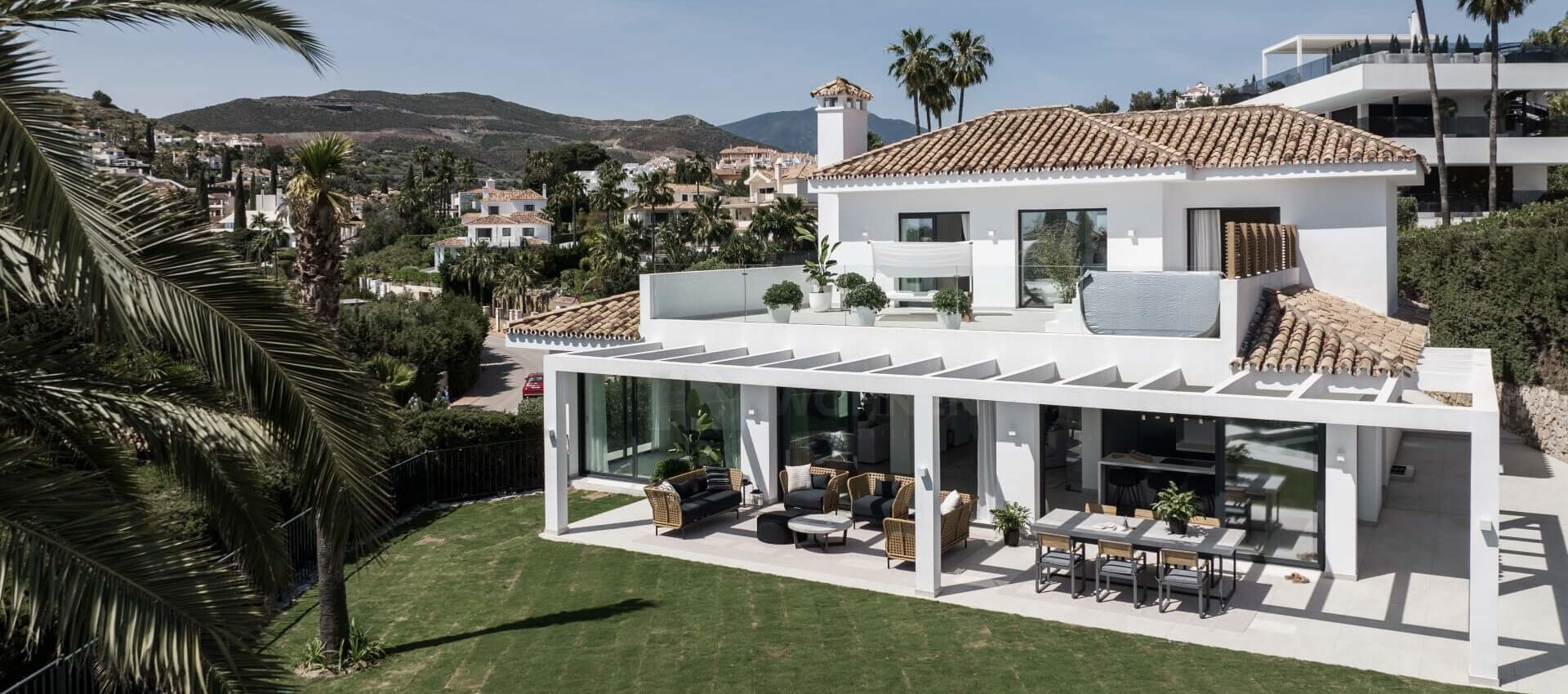 Elegante Villa mit Blick über das wunderschöne Golf Tal Nueva Andalucia