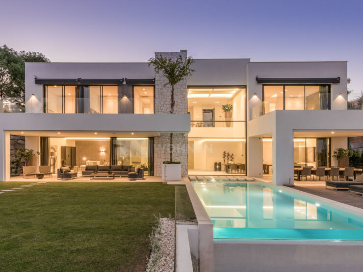Eine atemberaubende, modern gestaltete Villa mit spektakulärem Panoramablick