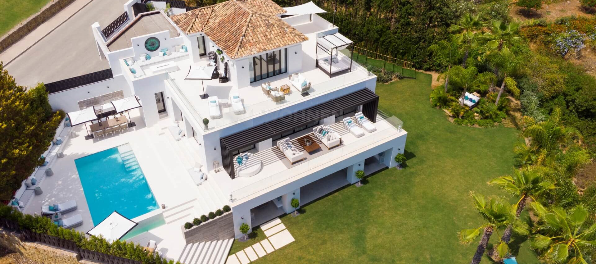 Villa moderna con vistas al golf y al mar en Nueva Andalucía