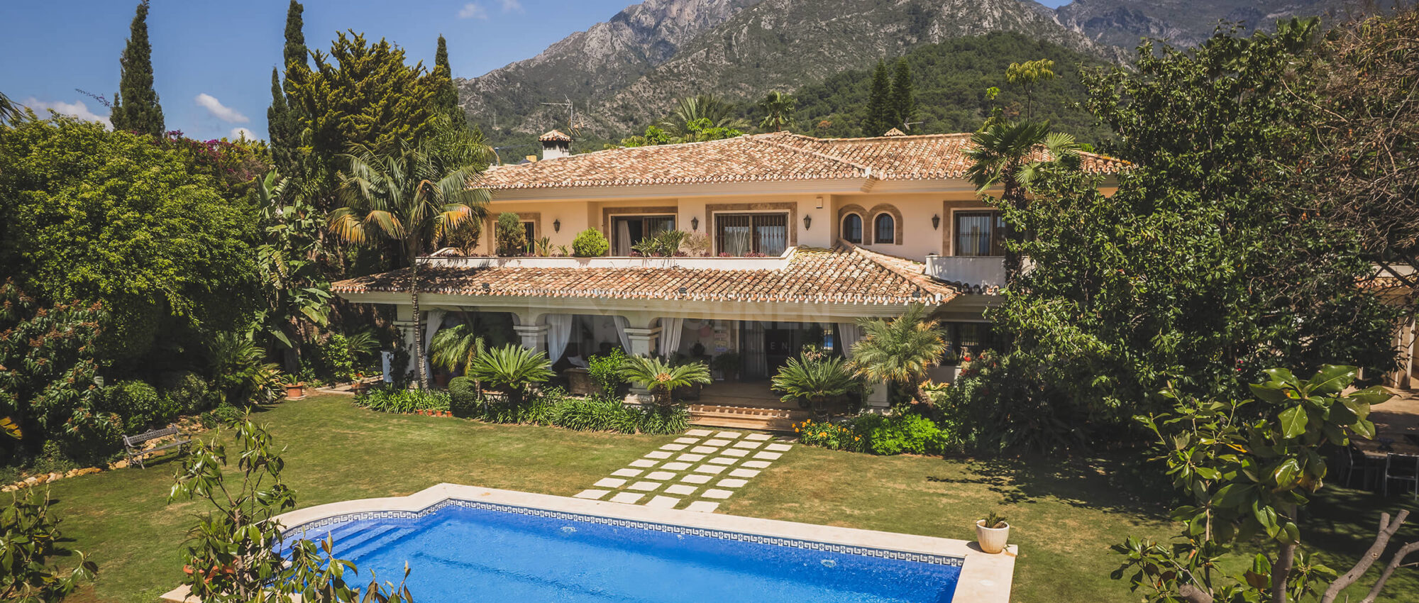 Elegant family villa with sea views near Marbella center
