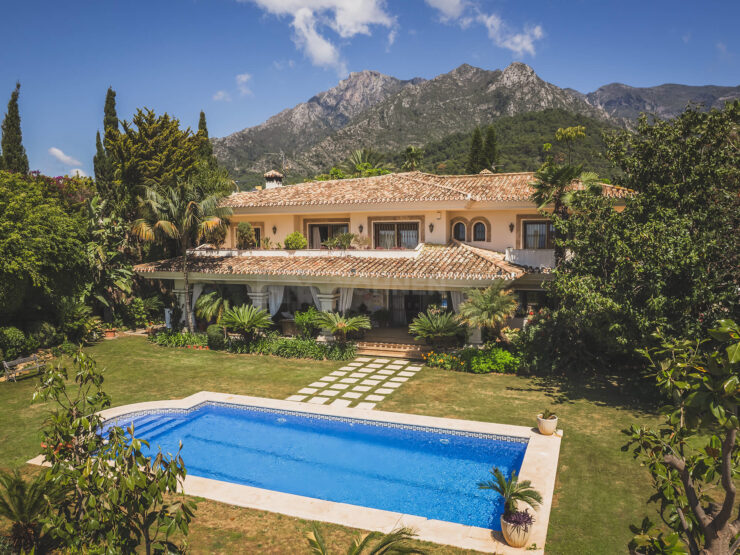 Elegant family villa with sea views near Marbella center