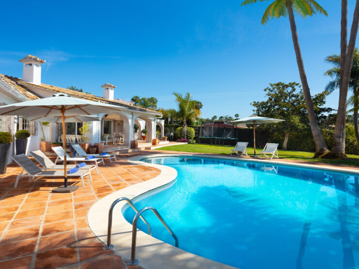 Modern renovierte Villa mit Meerblick in Las Chapas, Marbella Ost