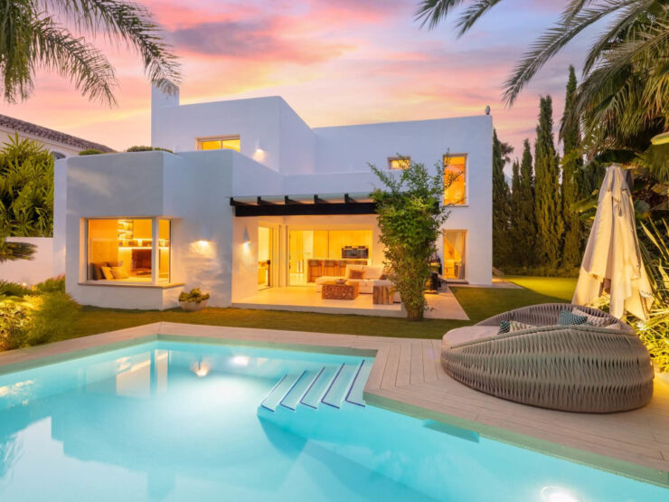 Villa moderna a un paso de la playa en Marbella