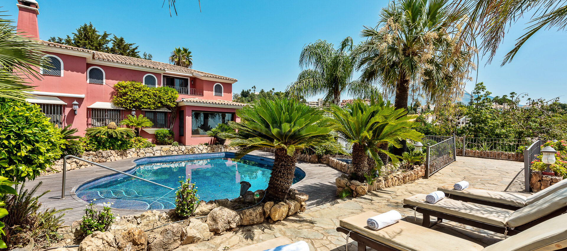 Preciosa villa situada junto a los campos de golf más prestigiosos de Marbella