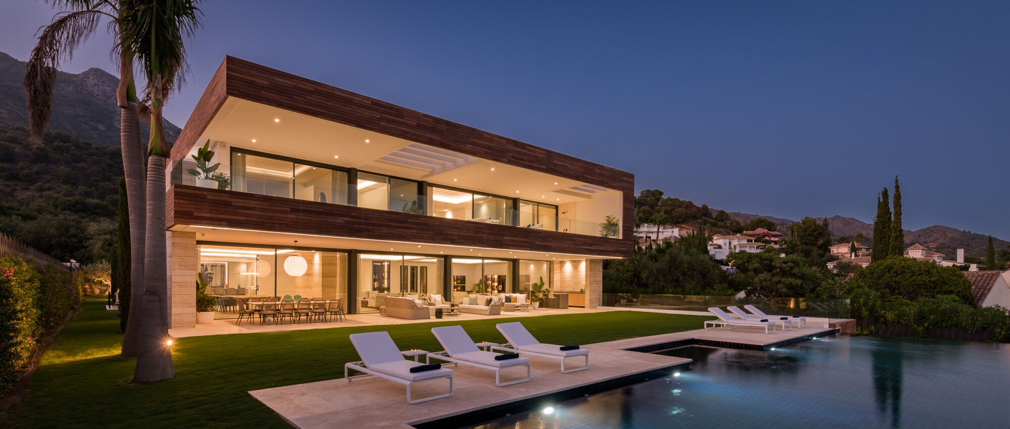 Brandneues Herrenhaus im zeitgenössischen Design mit Meerblick auf der Goldenen Meile, Marbella