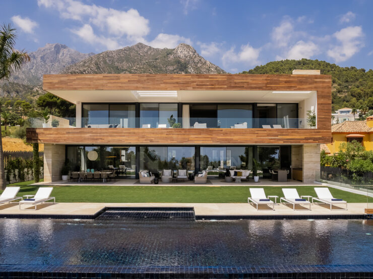 REAL ESTATE – MARBELLA WOHNEN – Property of the month April 2023 – Stunning modern luxury villa in Cascada de Camojan, one of the most coveted areas of Marbella’s Golden Mile