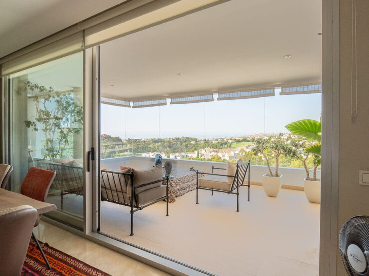 Luxurious duplex corner penthouse with sea views