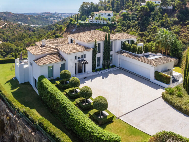 REAL ESTATE – MARBELLA WOHNEN – Property of the Month september 2022 – Impressive family residence with panoramic sea views in the prestigious El Madroñal