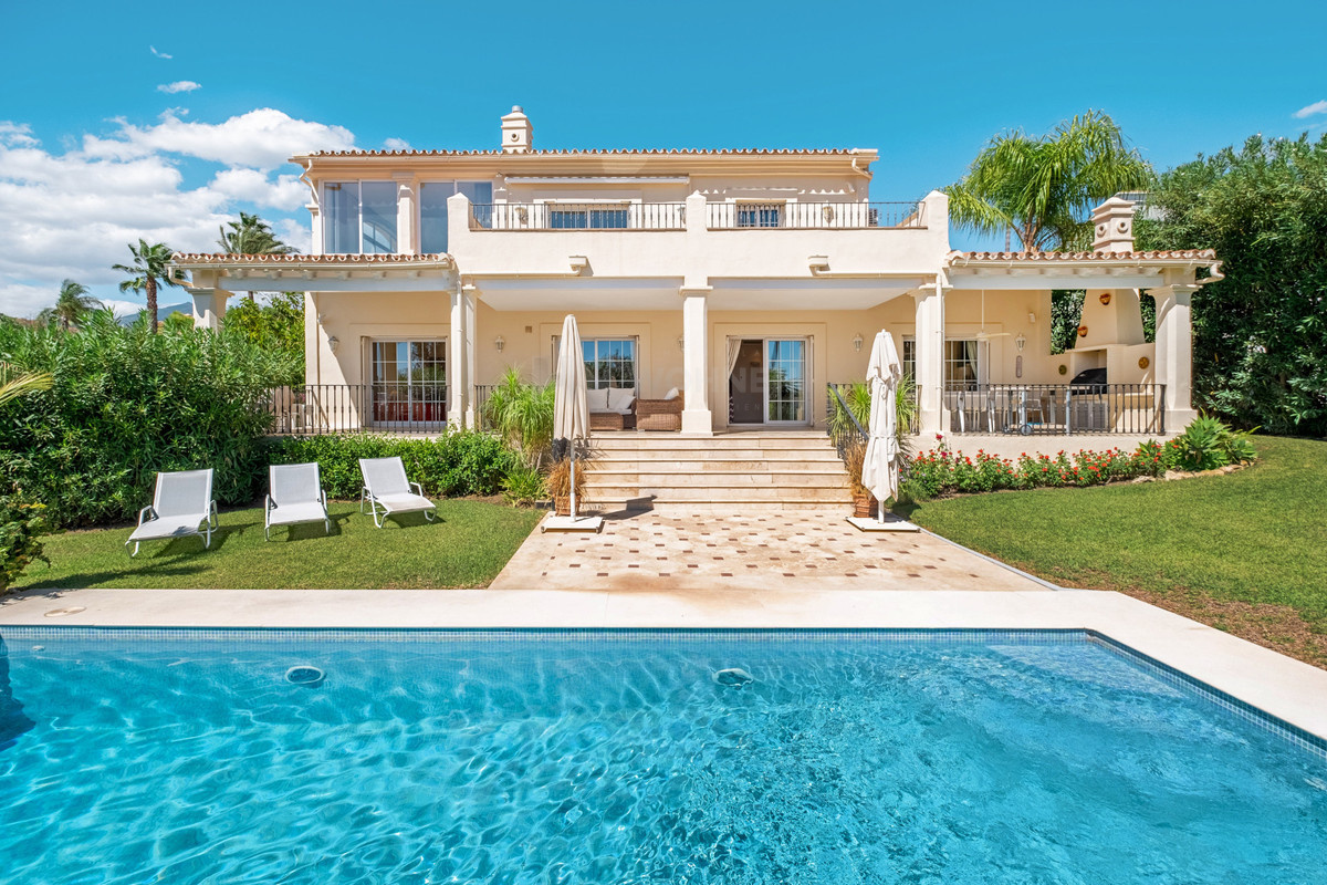 Fantástica casa familiar de estilo andaluz con vistas al mar en Marbella