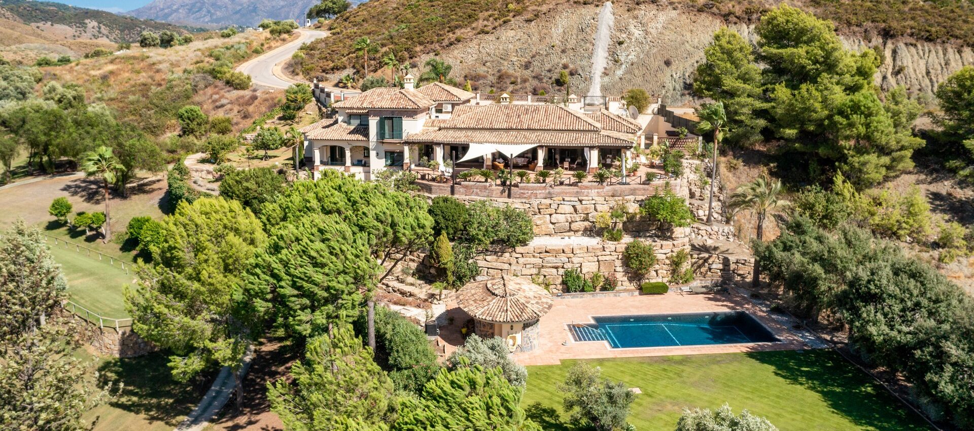Villa de calidad tradicional con vistas al mar, montaña y golf