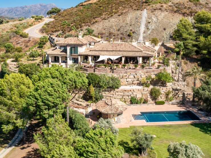 Traditional quality villa with sea, mountain and golf views