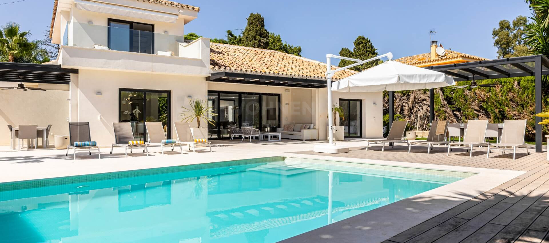 Luxury modern villa just a few metres from the beach