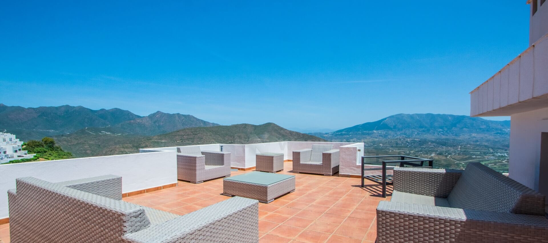 Spacious penthouse with stunning views of the mountains and the sea
