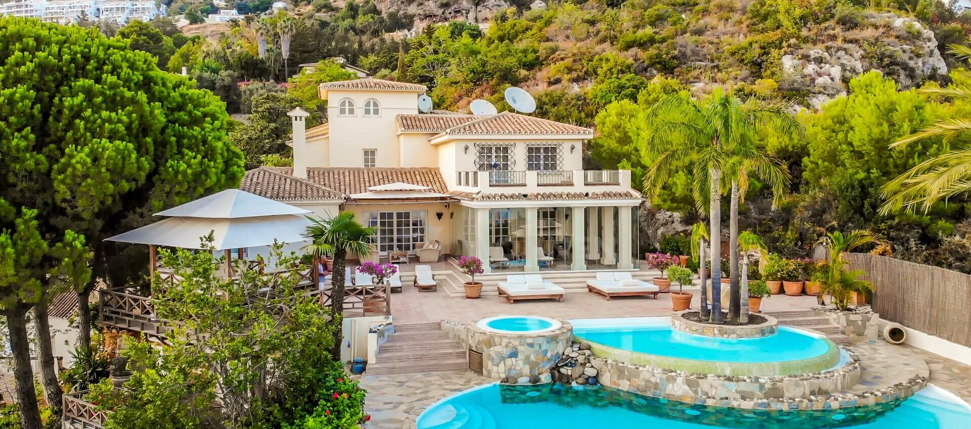 Beautiful villa with spectacular panoramic sea- and coastal views