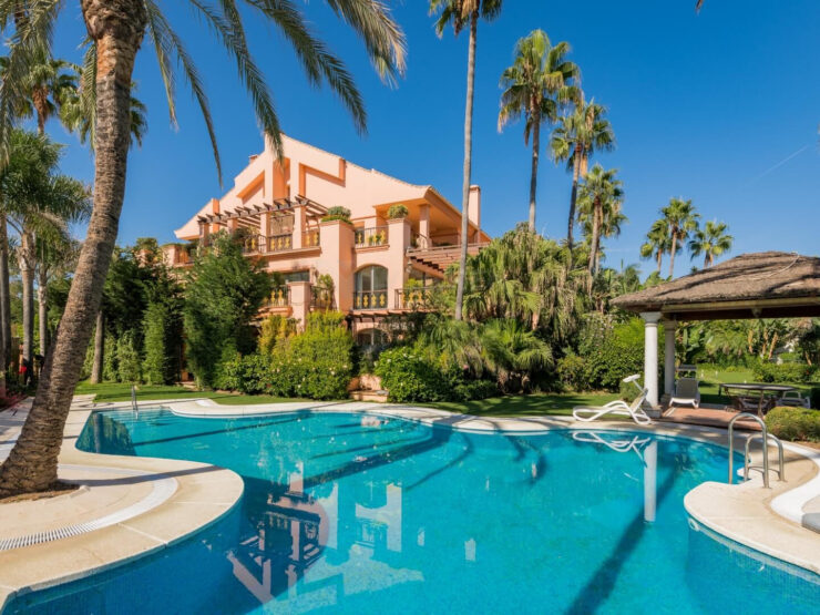REAL ESTATE – MARBELLA WOHNEN – Property of the Month october 2022 – Amazing beachfront duplex property with sea views within walking distance to Puerto Banus
