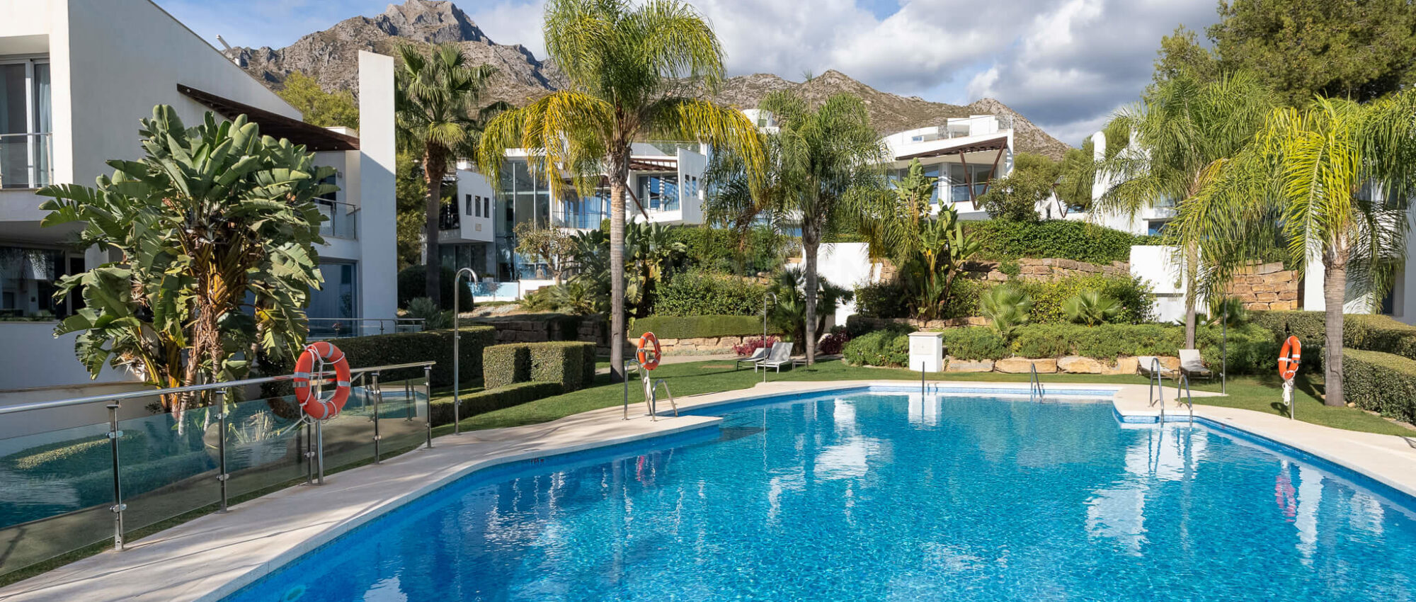 Geräumiges Luxus-Reihenhaus mit herrlichem Blick auf Marbella in Sierra Blanca