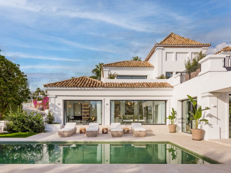 REAL ESTATE – MARBELLA WOHNEN – Property of the month February 2023 – Classic and modern luxury Andalusian villa in Nueva Andalucia Marbella