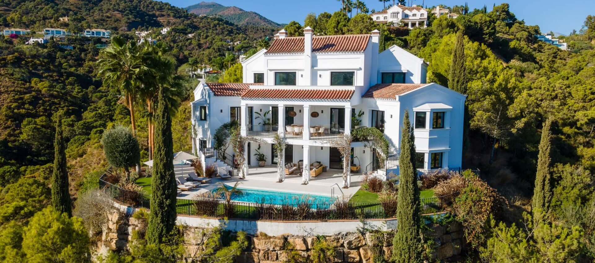 An elegant Andalusian mansion with amazing sea views on the hillside of El Madroñal