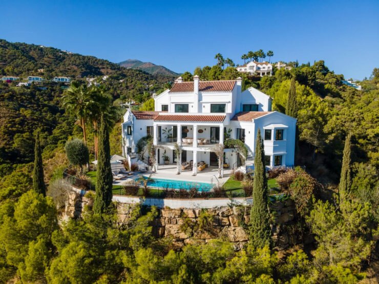 Ein elegantes andalusisches Herrenhaus mit herrlichem Meerblick am Hang von El Madroñal
