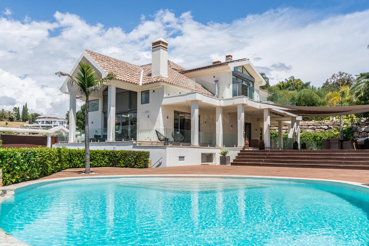 Exceptional detached villa with golf views