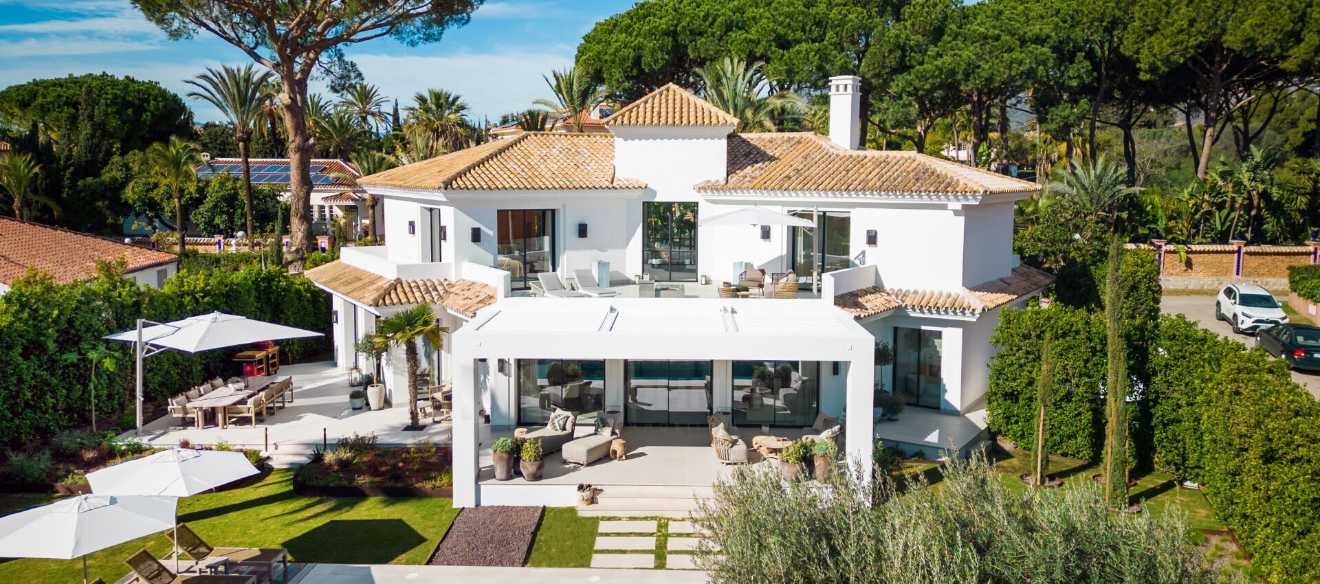 Andalusian style villa located only 300m away from the beach in Reserva de Los Monteros