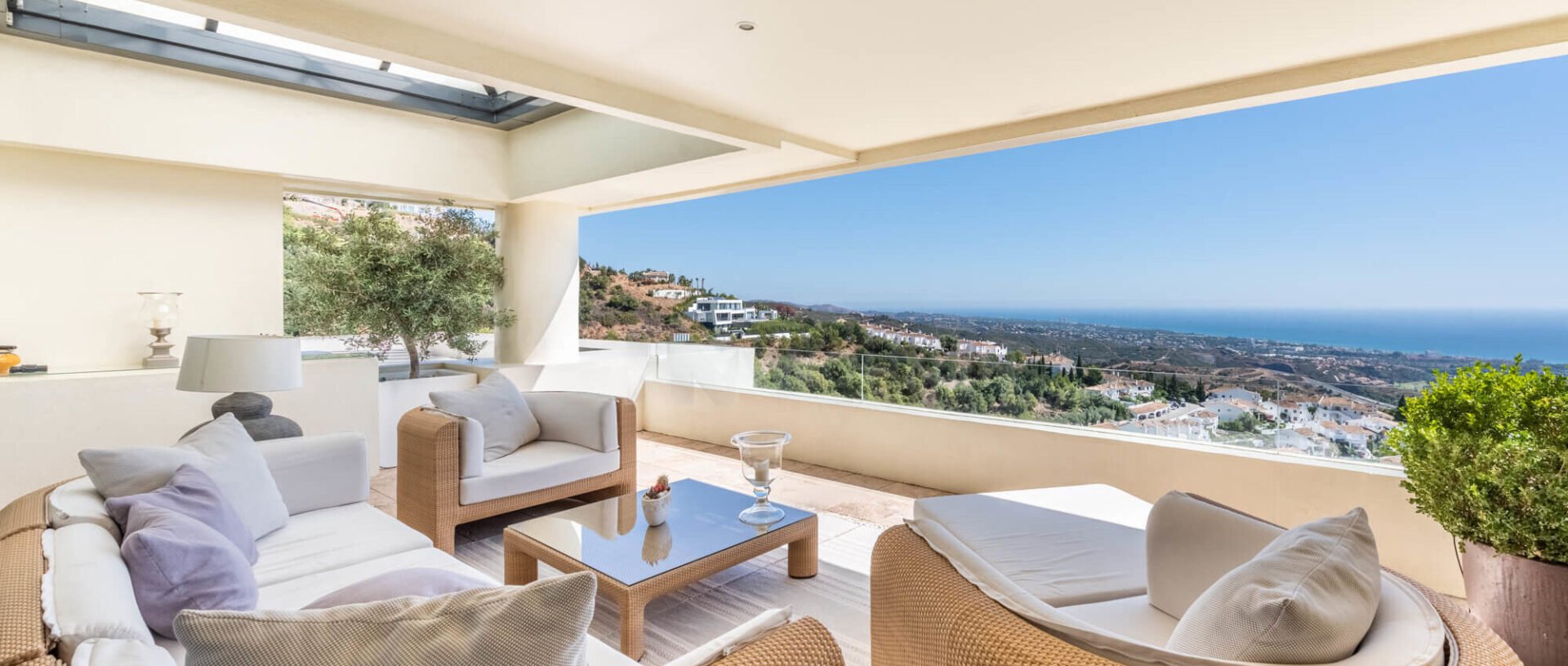 Impressive duplex penthouse with seaviews in Los Monteros Hill Club