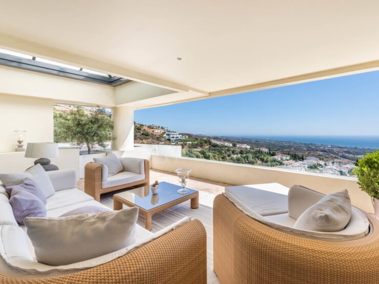 Impressive duplex penthouse with seaviews in Los Monteros Hill Club