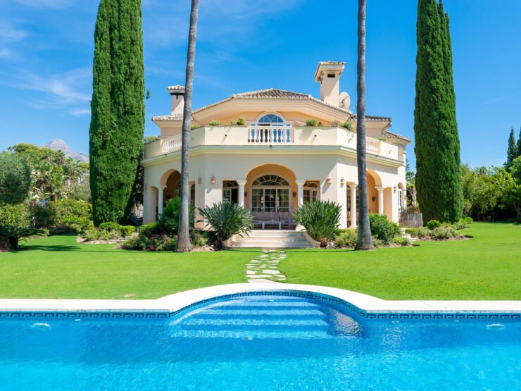 Charming Villa located in the prestigious area of Aloha, close to golf
