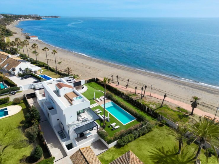 Contemporary showpiece villa sitting in a privileged beachfront