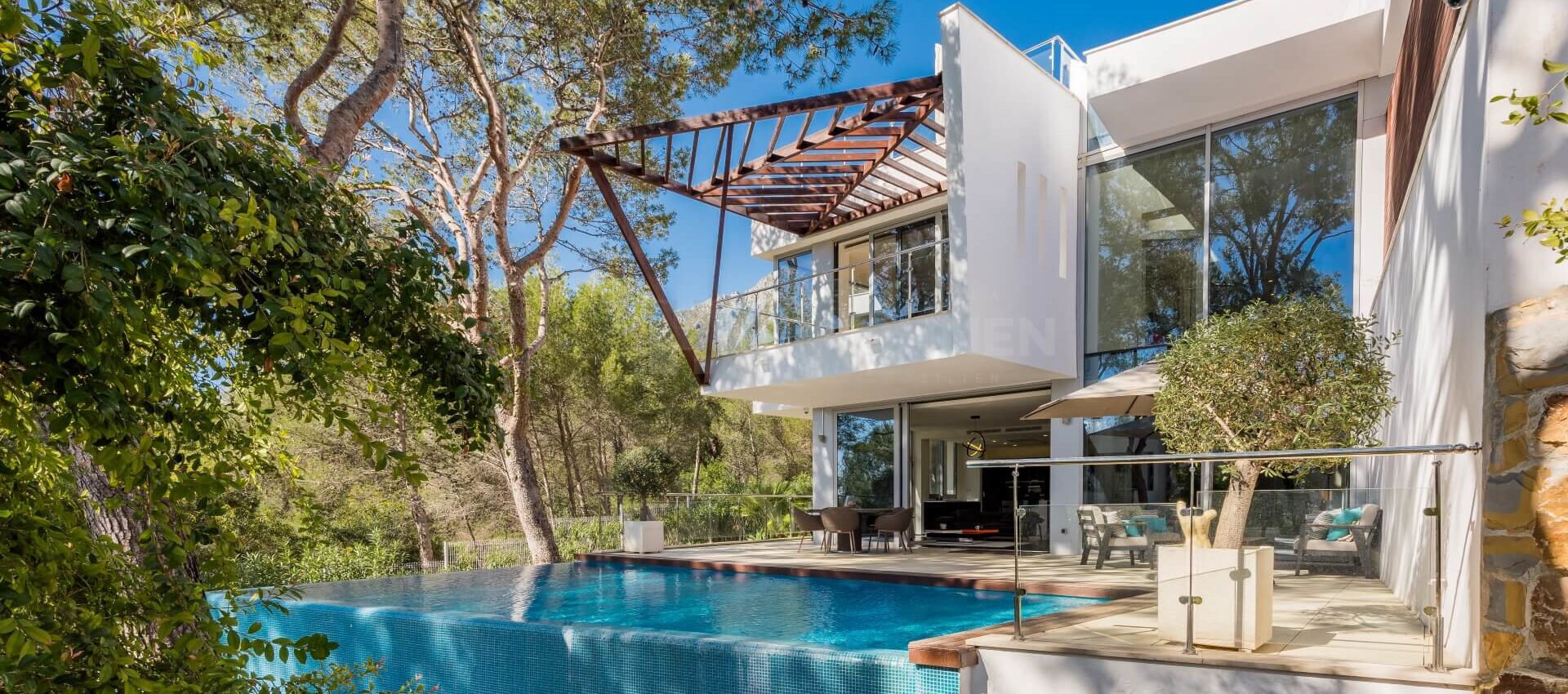 Modern design semi-detached villa situated in Sierra Blanca Marbella Golden Mile